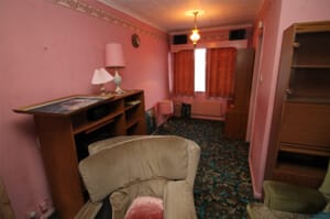 Photo of living room before renovation