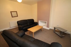 Photo of living room before renovation